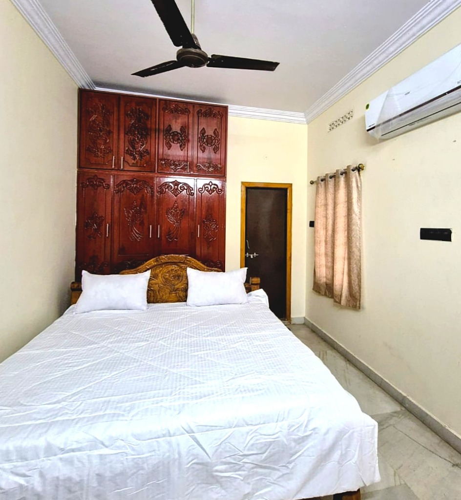 Deluxe Bedroom with Wardrobe